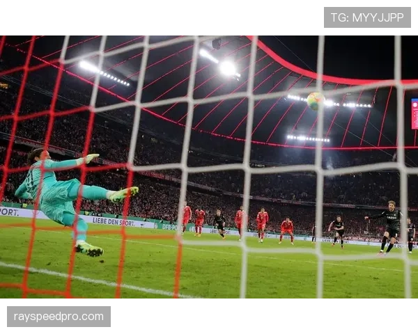 观点:拜仁最后时刻点球判罚引发争议,主裁观看VAR长达三分钟 观点:拜仁最后时刻点球判罚引发争议,主裁观看VAR长达三分钟